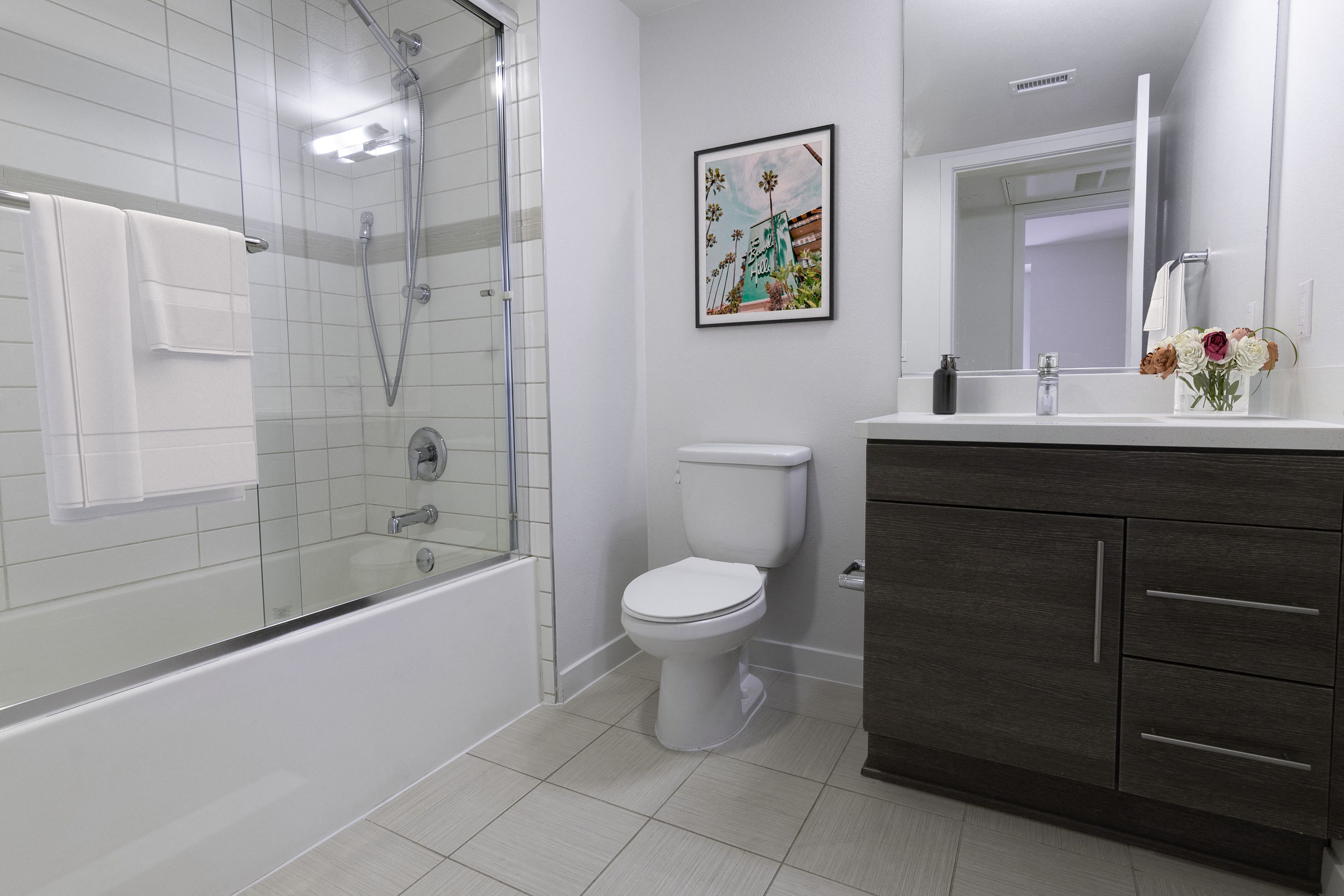 NMS-1427-Santa-Monica-Apartments-For-Rent-Bath2